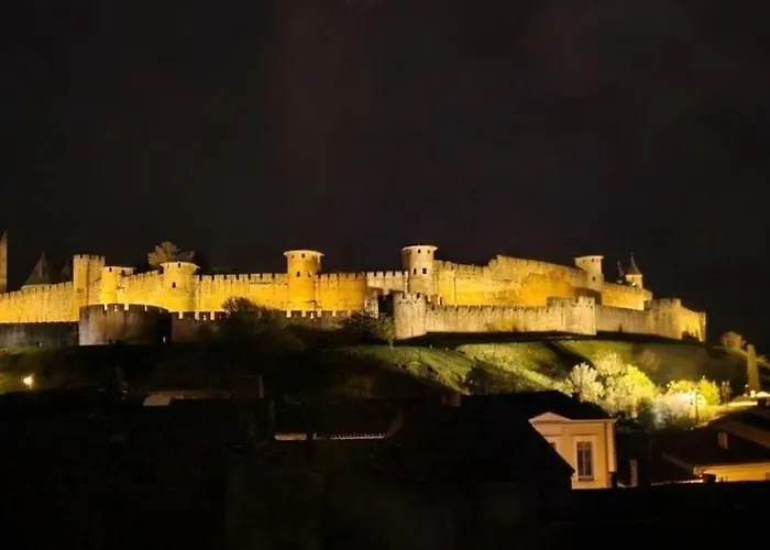 Escale Au Pied De La Cite Καρκασόν
